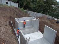 Postupná montáž jednotlivých dílů betonové nádrže - osazený koncový díl a jeden U díl.