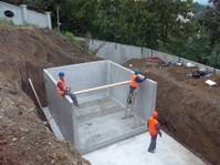 Postupná montáž jednotlivých dílů betonové nádrže - osazeny 2 U díly.
