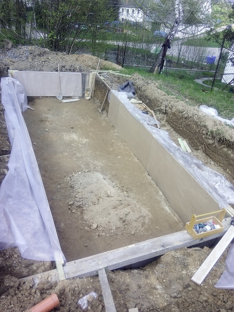 Připravený a zabedněný výkop pro montáž hydroizolace kořenového filtru.