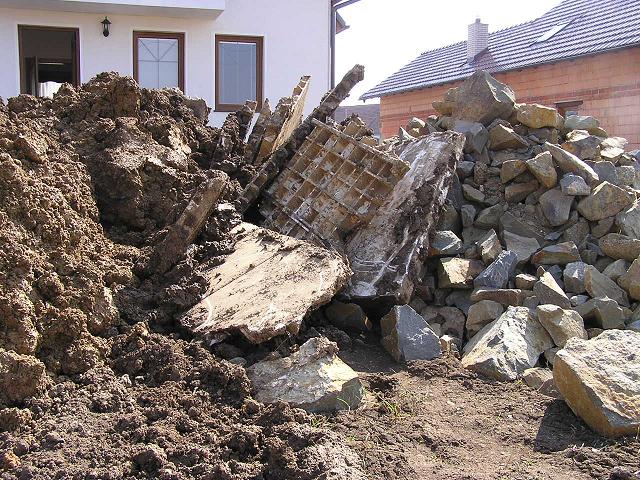 Zbytky zhroucené plastové samonosné jímky/žumpy.