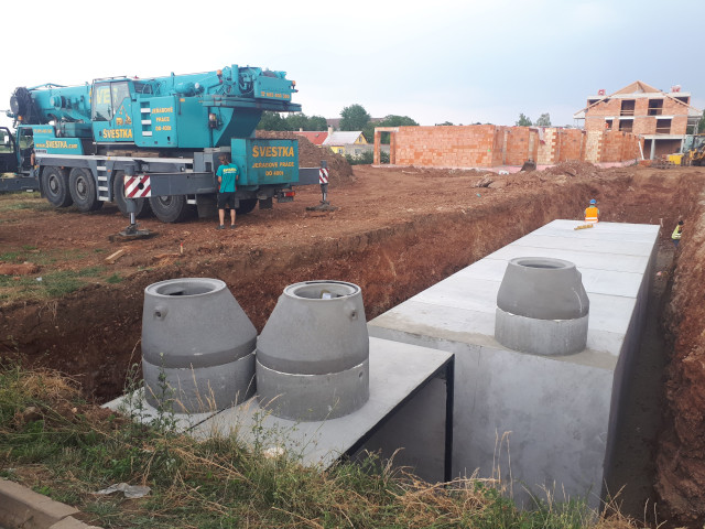 Betonová retenční nádrž o celkovém objemu 258 m3 pro retenci dešťových vod z rezidenční čtvrti ve Vysokém Újezdu u Berouna, velkoobjemová nádrž, db betonové jímky, ukázka realizace