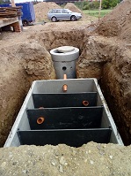Betonový čtyřkomorový septik pro přešištění odpadní vody z RD před nátokem do kořenového filtru.