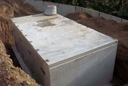 Závlahová nádrž na závlahovou vodu o objemu 59m3. Sestavená betonová nádrž typu N-3.