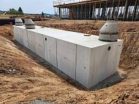 detailní reference, Betonová požární nádrž a betonová akumulační nádrž na dešťovou vodu pro základní školu Louňovice, db betonové jímky