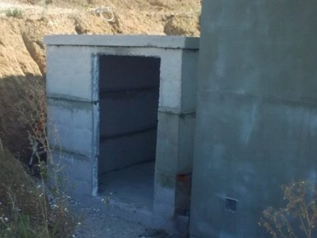 Prefabrikovaný betonový sklep - montovaný na stavbě z dílů, u domu, db Betonové jímky.