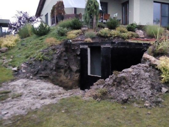 Prefabrikovaný betonový sklep z dílu J39 se vstupem z čela, u domu, na zahradě, db Betonové jímky, ukázka realizace