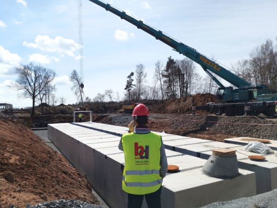 sestava betonových nádrží, nádrže na záchyt hrubých nečistot, odlučovač ropných látek, nádrž na požární a užitkovou vodu (72,4 m3), retenční nádrž (726 m3), armaturní šachta, jímka na vyvážení (72,4 m3), vodoměrná šachta, kostelec nad černými lesy, db betonové jímky, ukázka realizace