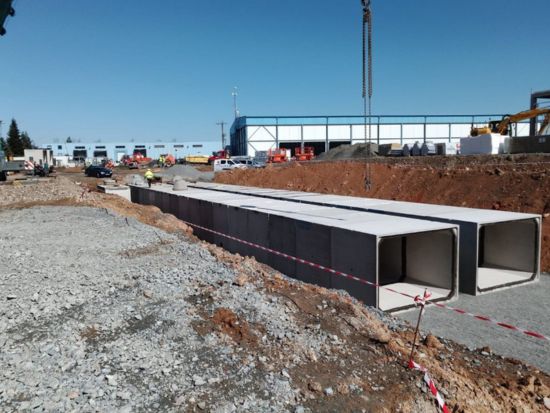 Velkoobjemová betonová nádrž, sestava nádrží: nádrže na záchyt hrubých nečistot, odlučovač ropných látek, nádrž na požární a užitkovou vodu (72,4 m3), retenční nádrž (726 m3), armaturní šachta, jímka na vyvážení (72,4 m3), vodoměrná šachta, db betonové jímky, ukázka realizace