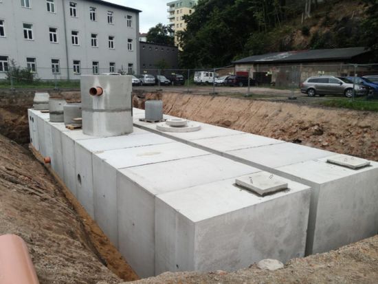 betonová nádrž, řešení odvodnění zpevněných parkovacích ploch na ulici Pastýřská v Liberci. Osazeno retenční nádrží s vírovým regulátorem odtoku a odlučovačem ropných látek, db betonové jímky, ukázka realizace