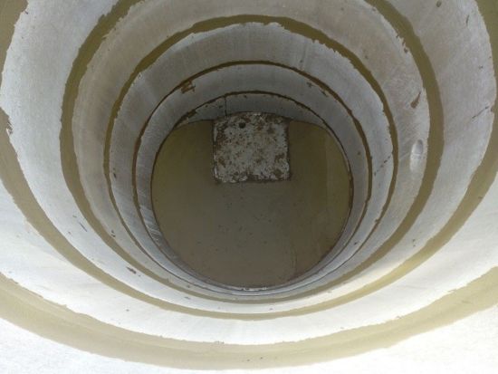 Spádované dno čerpací šachty o vnitřním průměru DN 2500, db betonové jímky, ukázka realizace