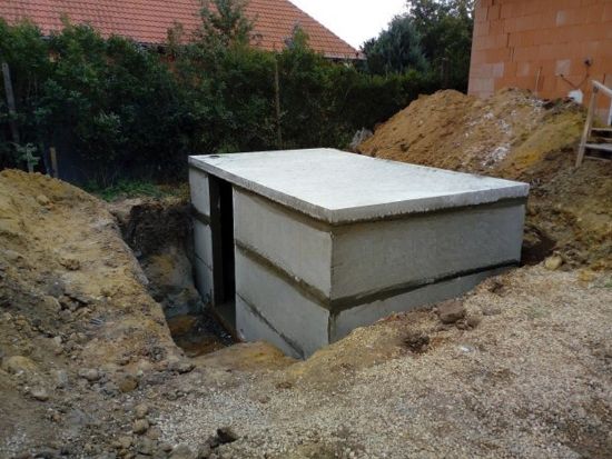 Betonový prefabrikovaný sklep, u domu, betonová nádrž V, z dílů V240 se vstupem z boku o vnitřních rozměrech 3,85 x 2,1 x 2,1 m, db Betonové jímky, ukázka realizace