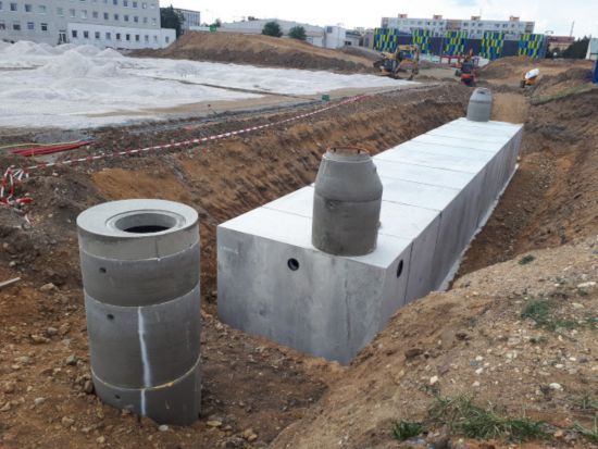 Akumulační nádrž na dešťovou vodu k závlaze fotbalové akademie, V = 175 m3; SK 1984 Plzeň., velkoobjemová nádrž, db betonové jímky, ukázka realizace