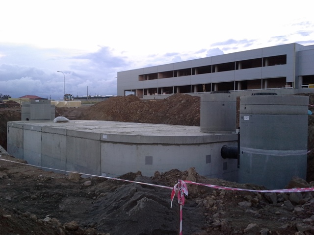 Betonová retenční nádrž s odlučovačem a regulačním objektem, V = 216 m3; Jihlava, velkoobjemová nádrž, db betonové jímky