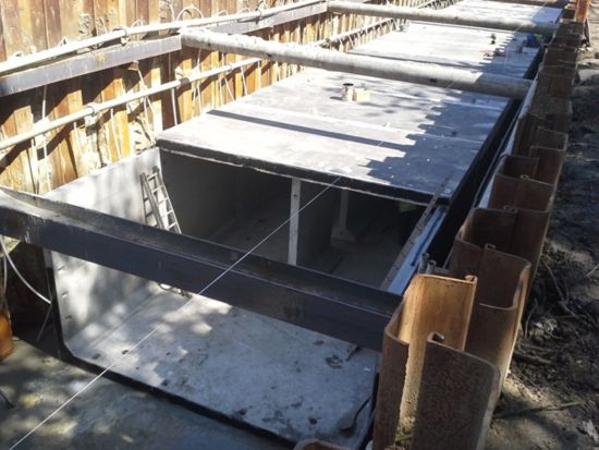 Retenční nádrž pod úrovní ustálené hladiny podzemí vody pro rychlostní komunikaci, V = 1000 m3, velkoobjemová nádrž, db betonové jímky, ukázka realizace